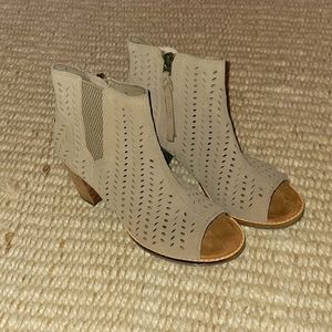 Like New - Tom's Tan Leather Bootie